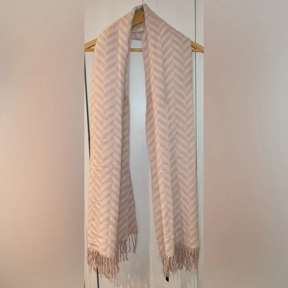 BNWT Love & Lore Indigo Pink Chevron Fringe Scarf - O/S - Picture 9 of 14